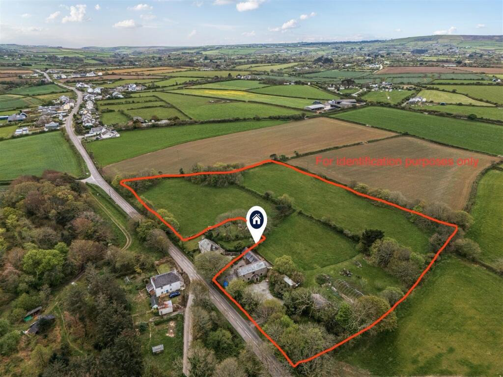 Crowntown, Barn conversion set within generous grounds
