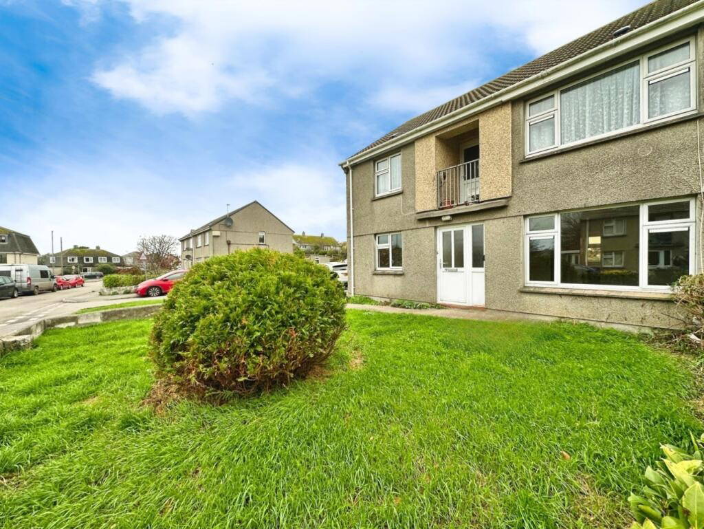 Helston, Ground floor flat close to town centre