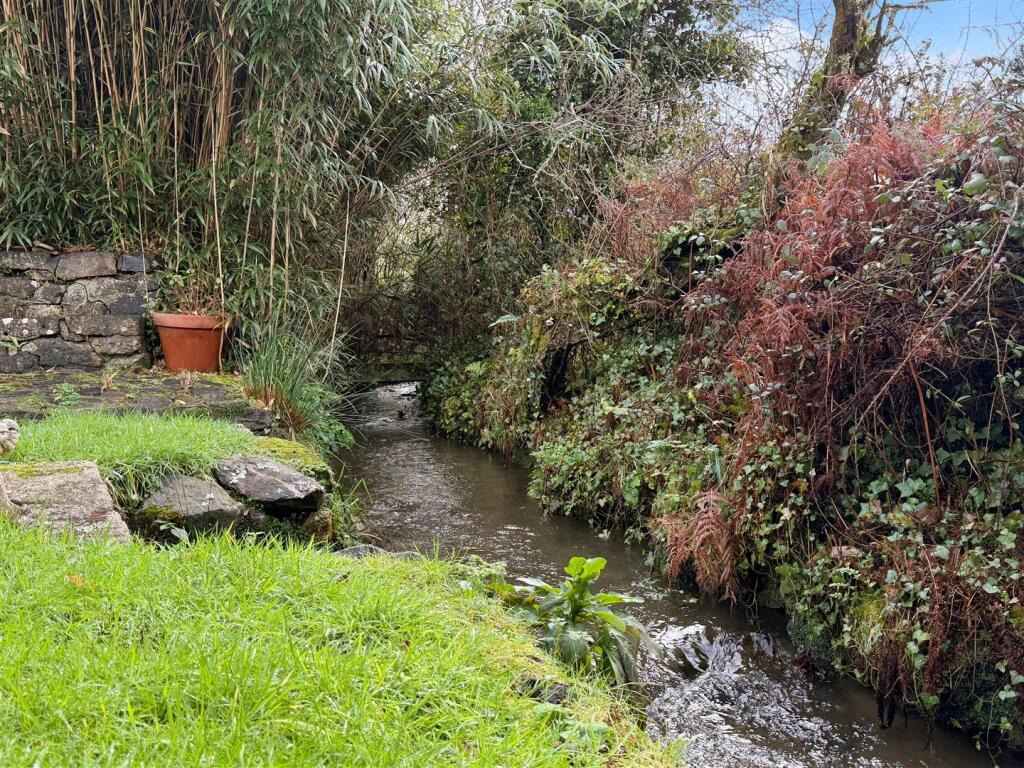 Godolphin Cross, Tucked away two bed cottage, photo 11