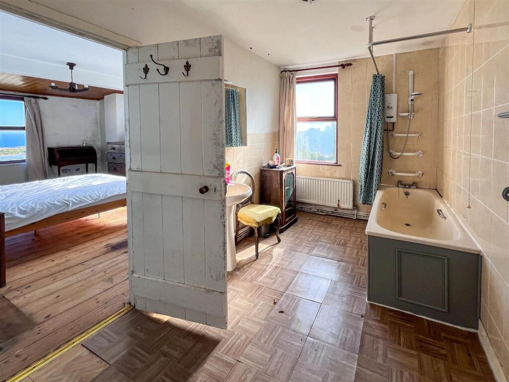 Spacious home with stunning views, Treen, photo 13