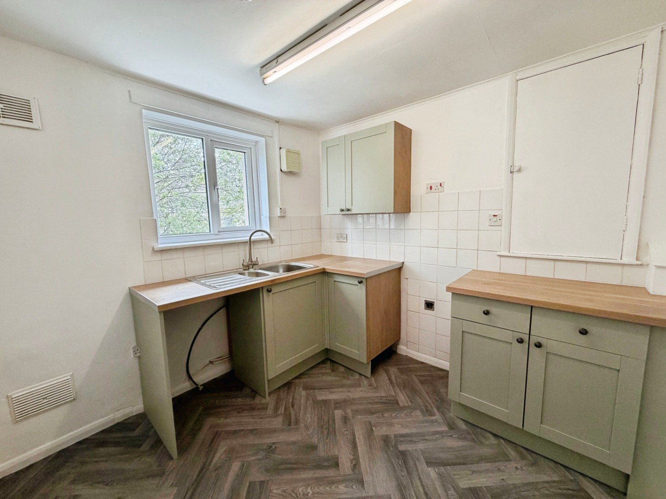 Mawgan, First floor flat with no onward chain, photo 3
