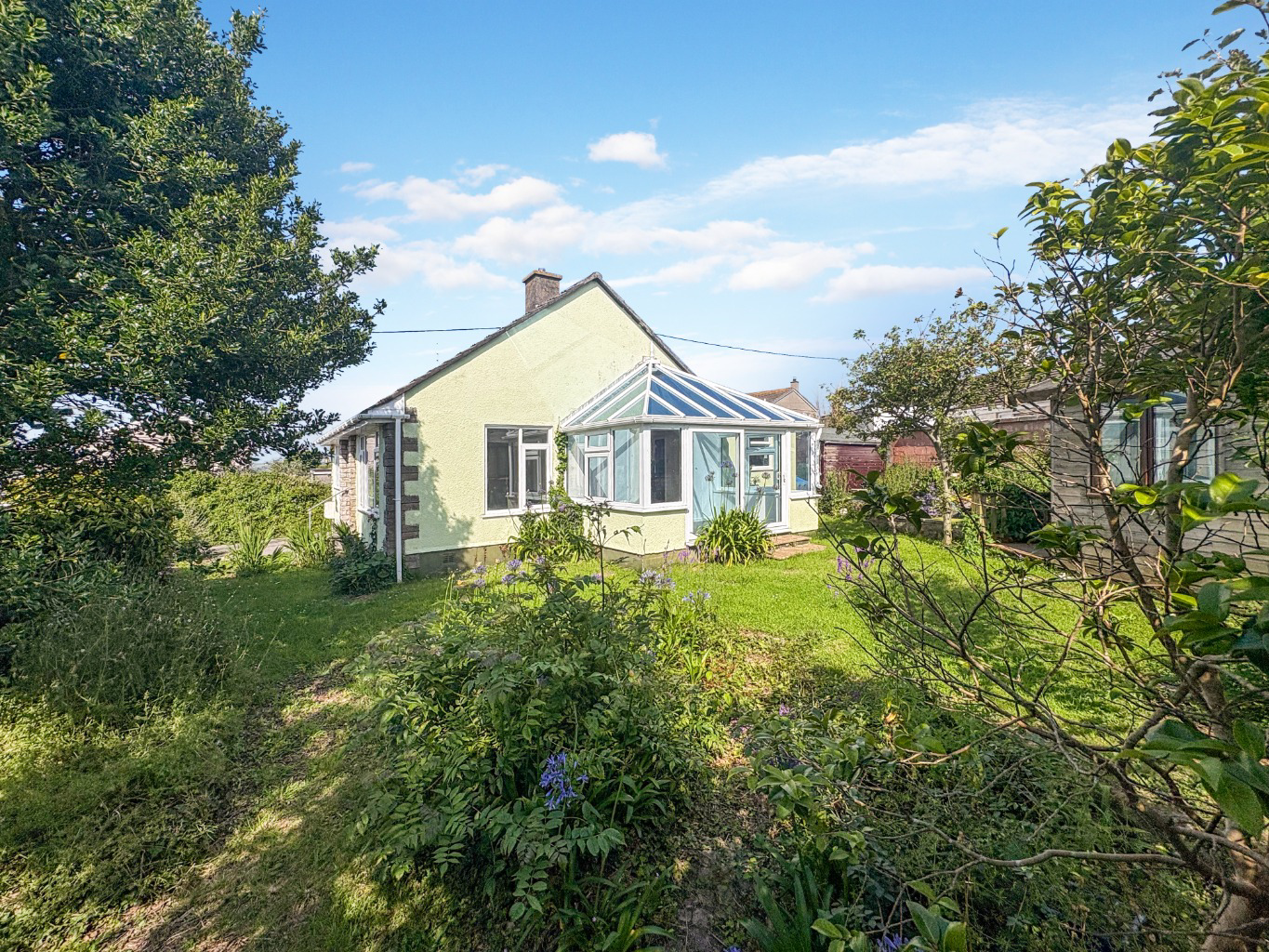 Hayle, Detached bungalow on large plot, photo 2