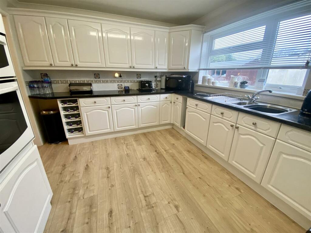 Helston, Spacious detached bungalow, photo 10