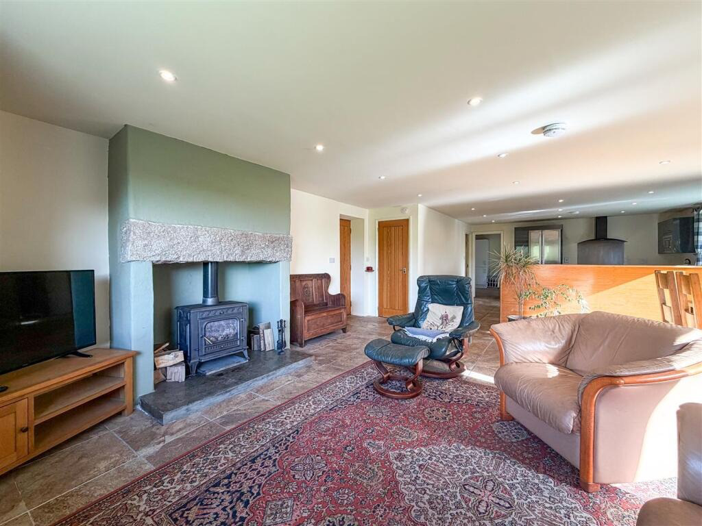 Gweek, Barn conversion within approx 1 acre of woodland, photo 3