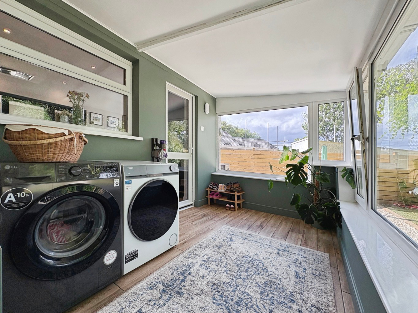 Camborne, Well presented and spacious home, photo 11