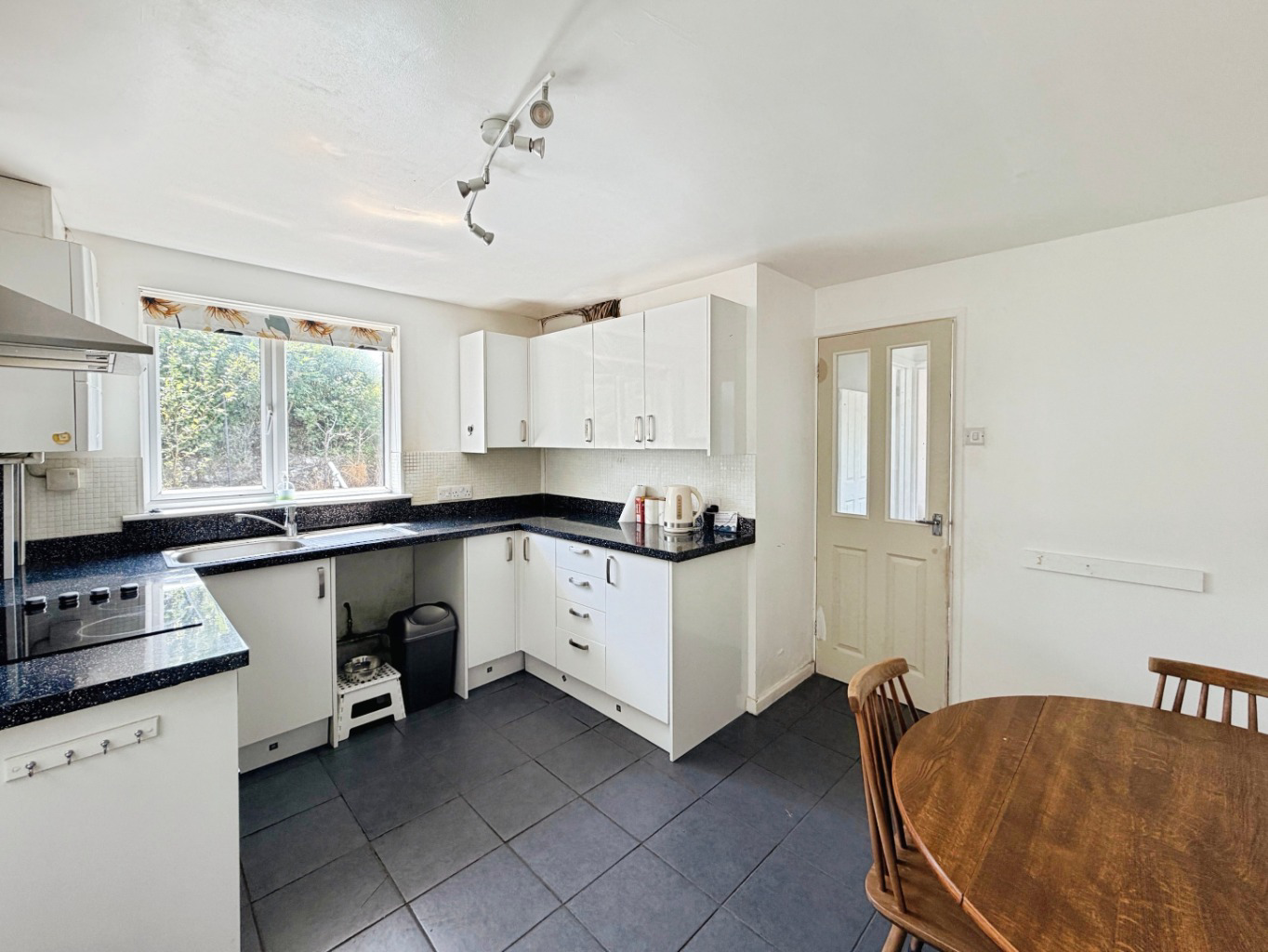 Porthleven, Bungalow with countryside views and no chain, photo 4