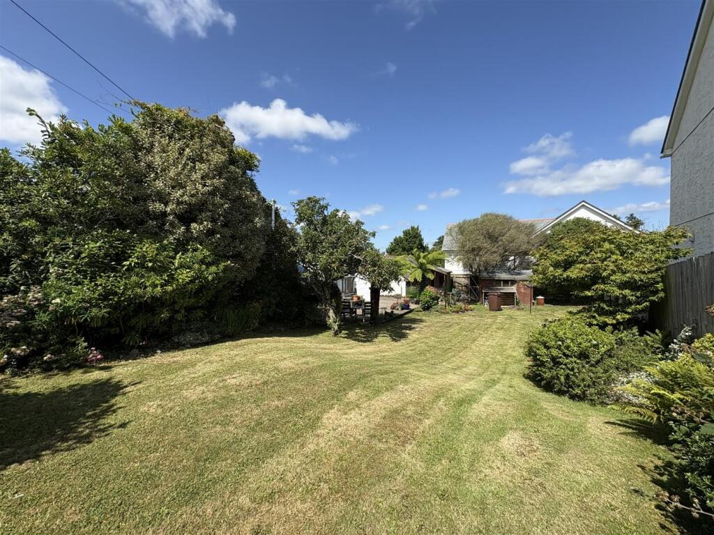 Kuggar, Four bed house and two one bed cottages, photo 2