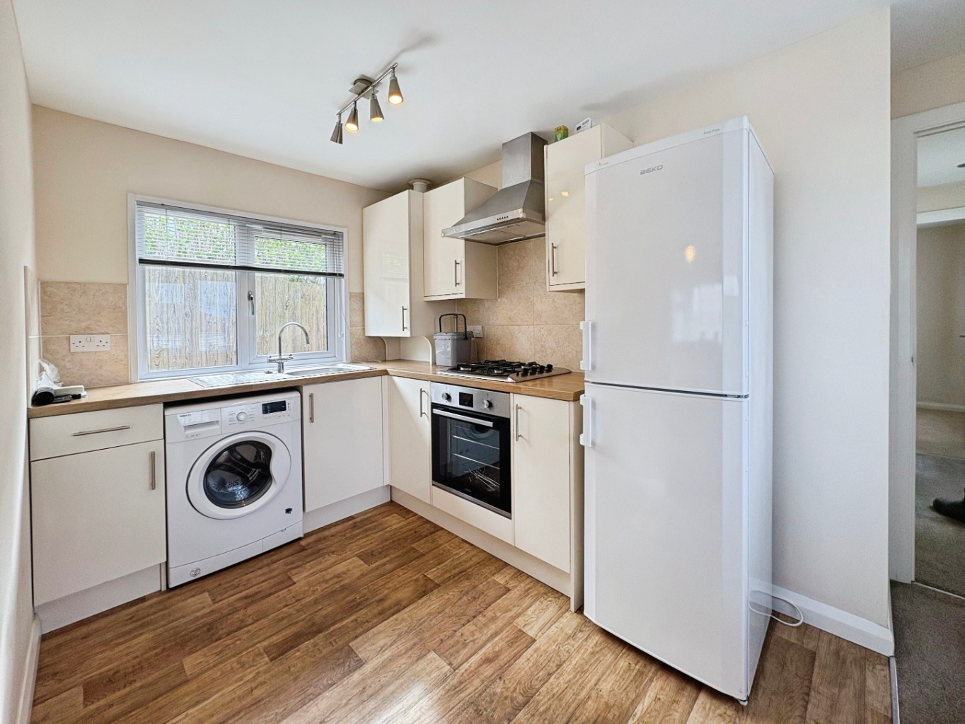 Helston, Park home with no onward chain, photo 3