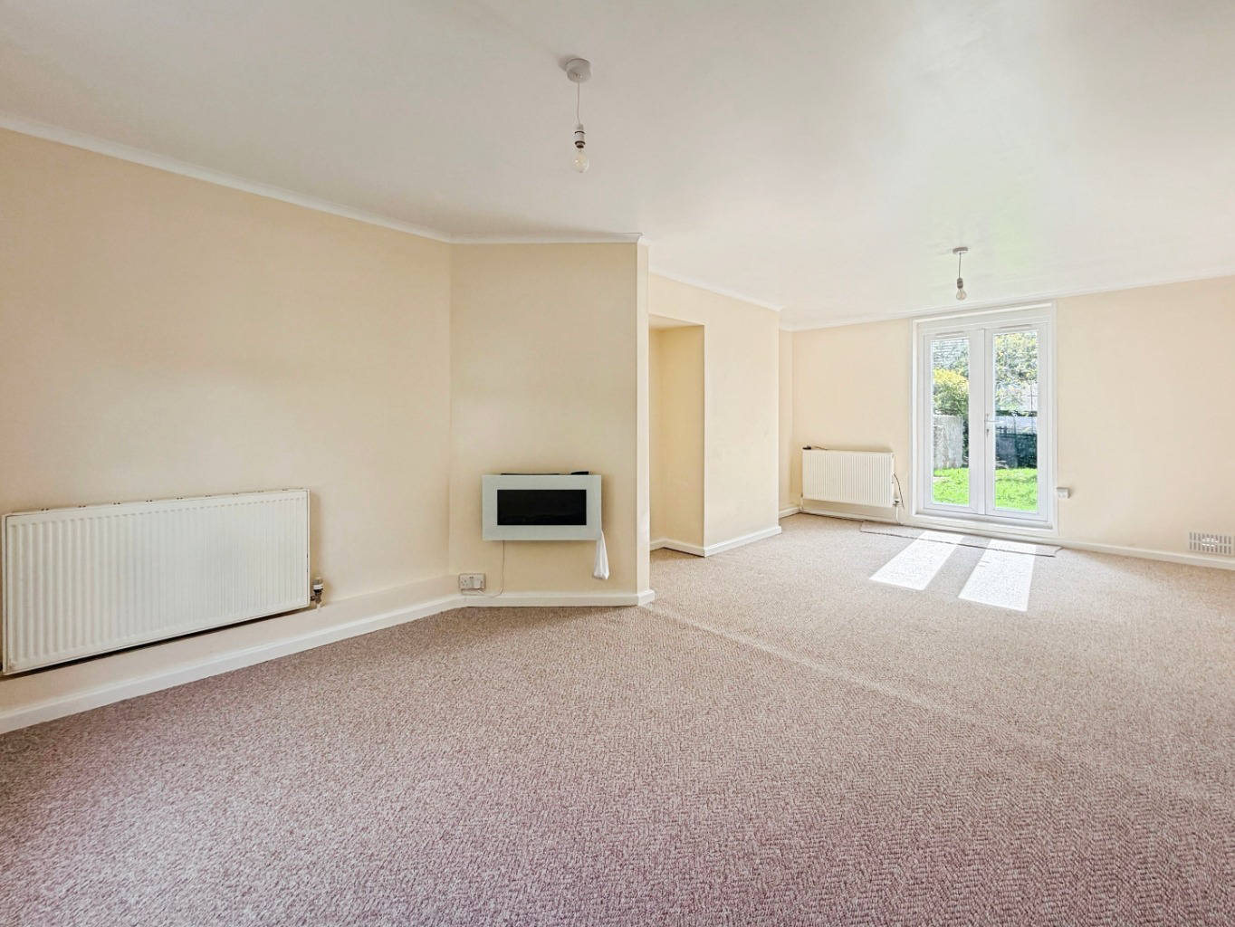 Helston, Spacious three bed home, photo 2