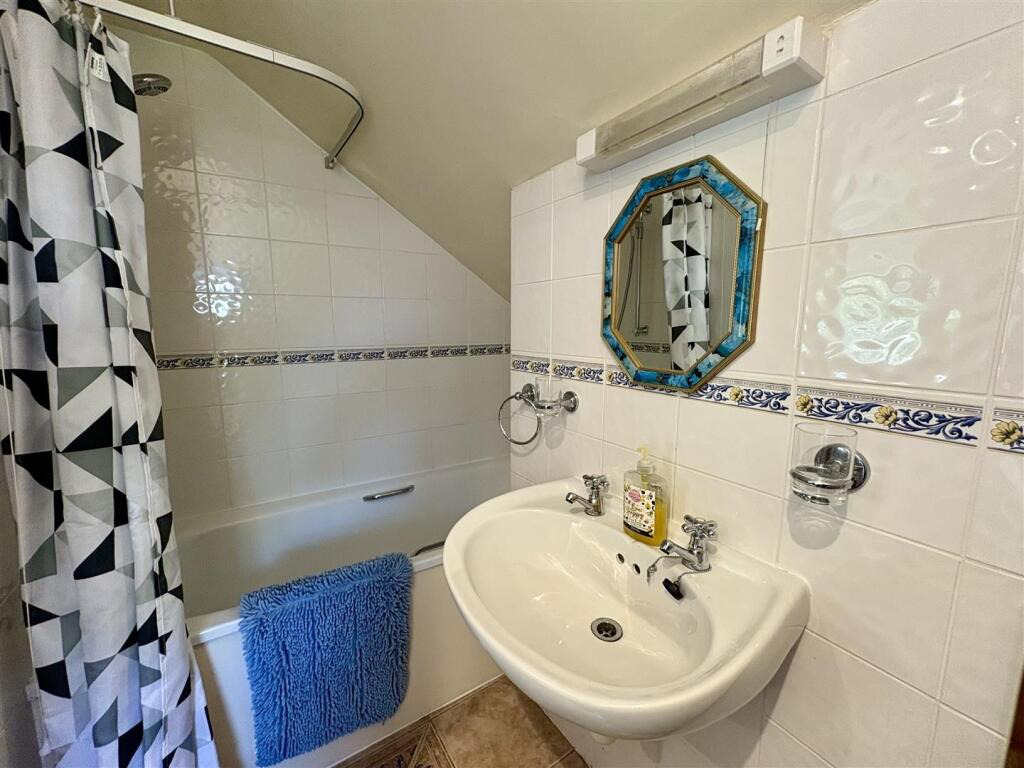 Kuggar, Four bed house and two one bed cottages, photo 21