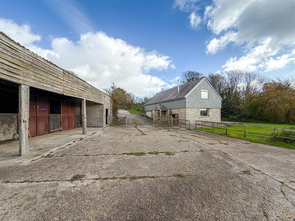 Gweek, Barn conversion within approx 1 acre of woodland, photo 4