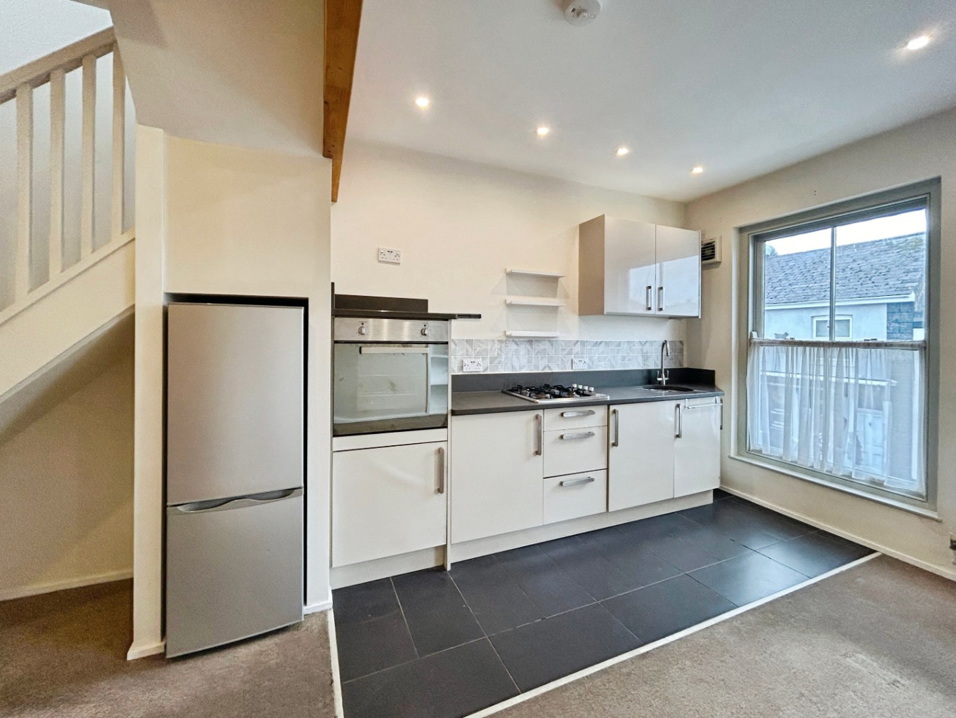 Hayle, Two bed maisonette in central location, photo 4