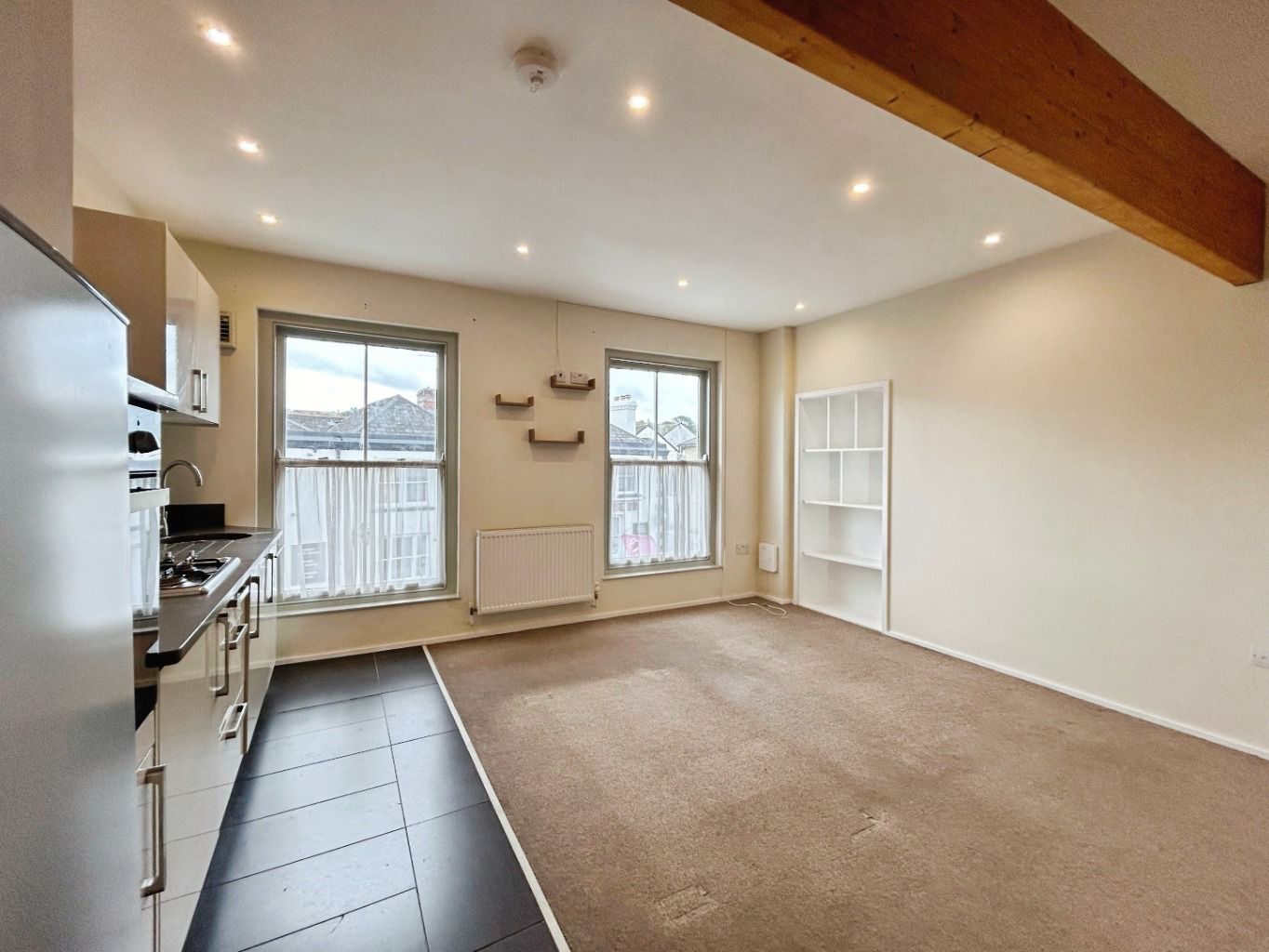 Hayle, Two bed maisonette in central location, photo 2
