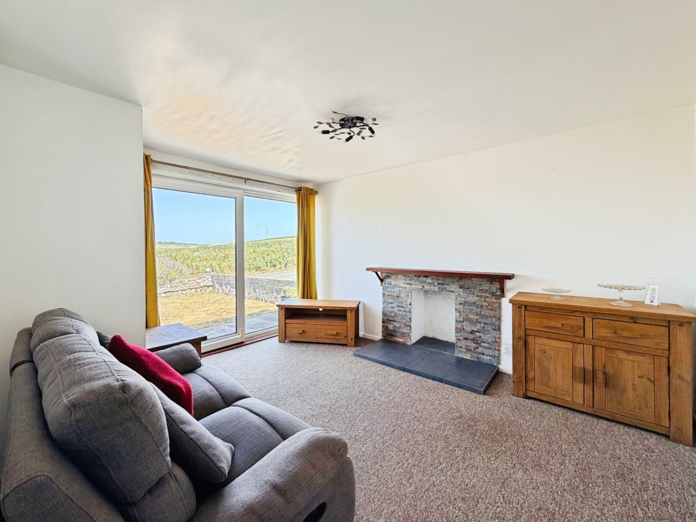 Porthleven, Bungalow with countryside views and no chain, photo 2