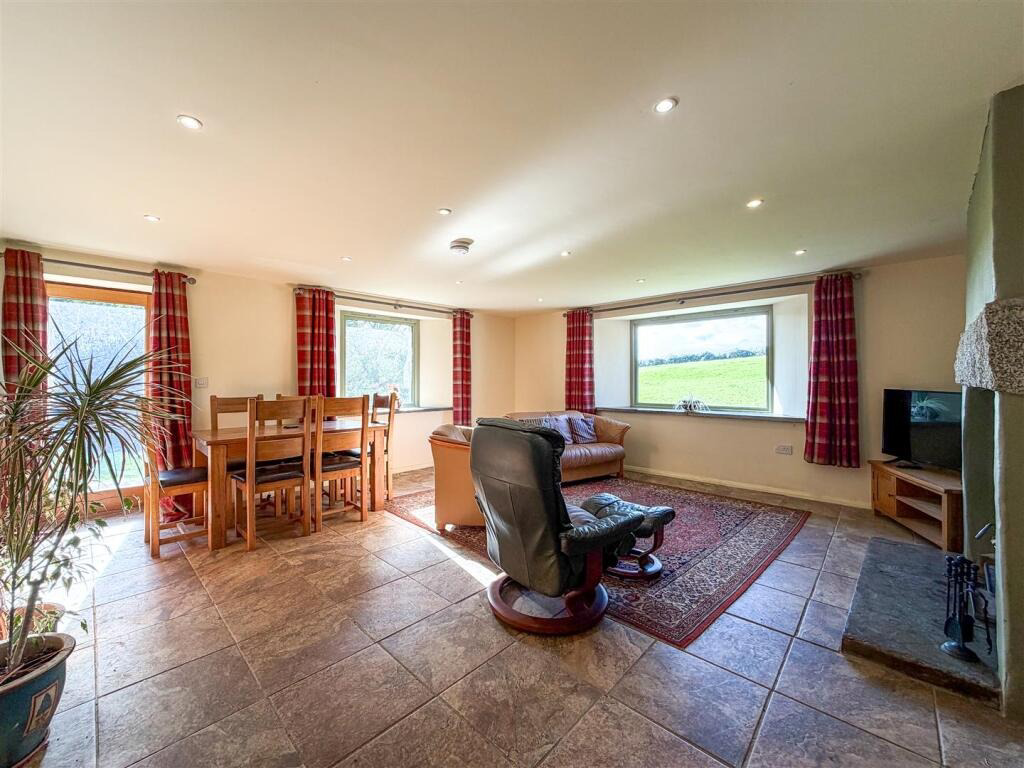 Gweek, Barn conversion within approx 1 acre of woodland, photo 12