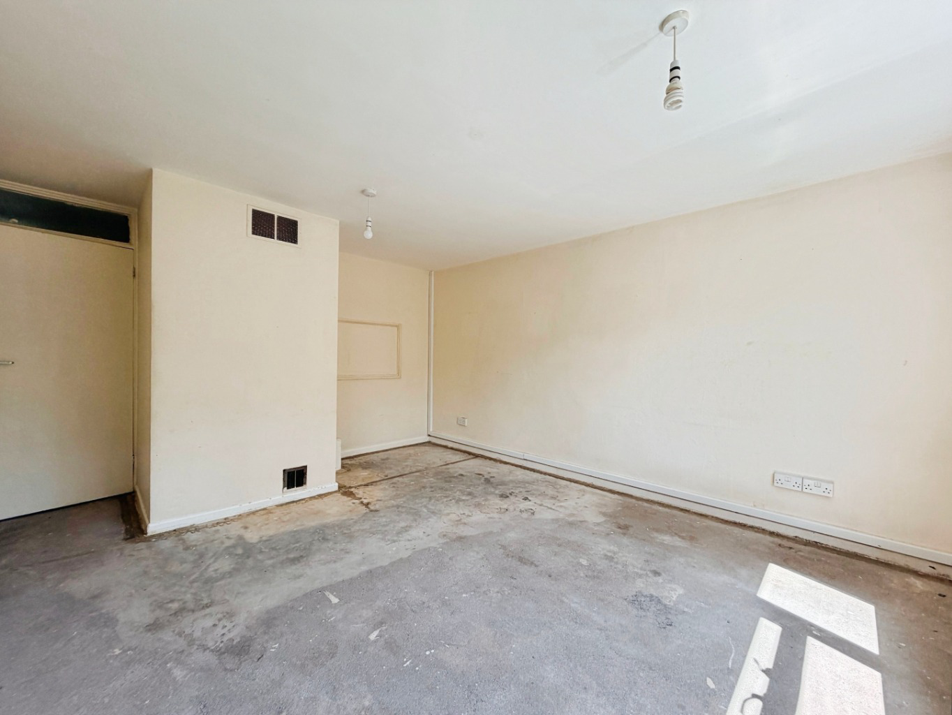 Helston, Two bed flat with no chain, photo 3