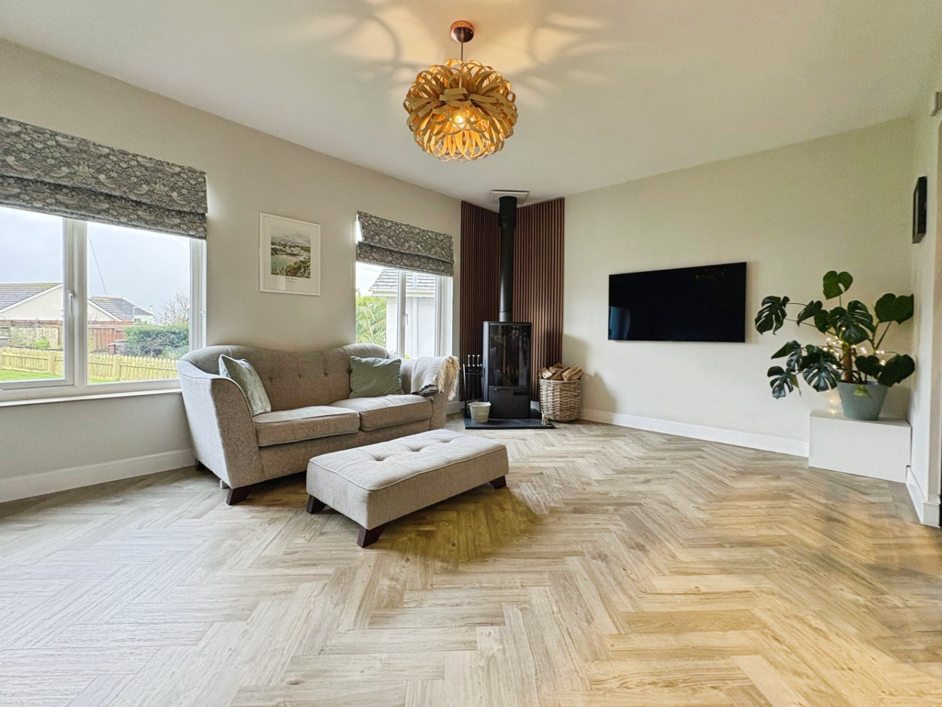 Camborne, Well presented and spacious home, photo 8