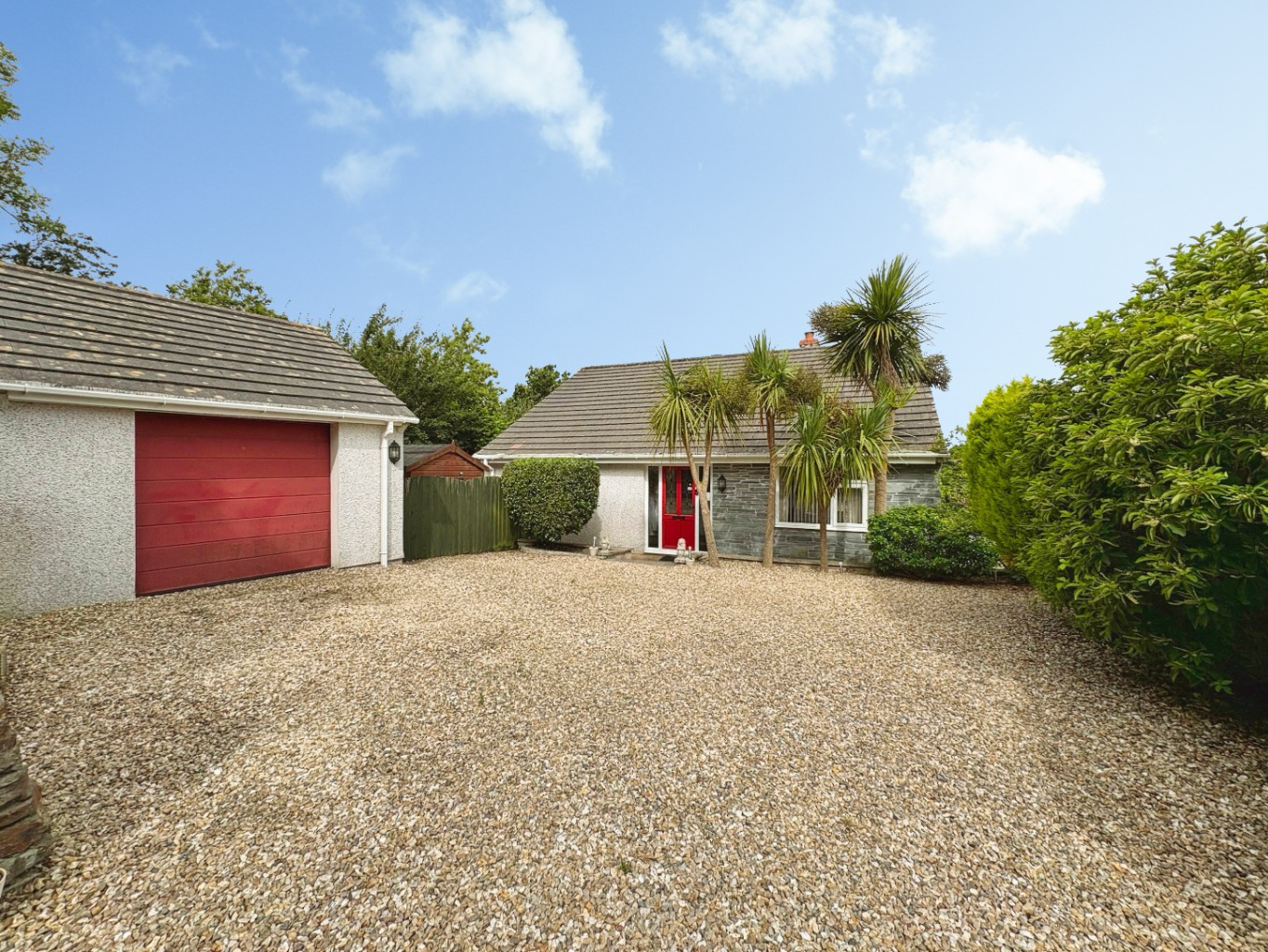 Godolphin Cross, Spacious family home within a generous plot, photo 2