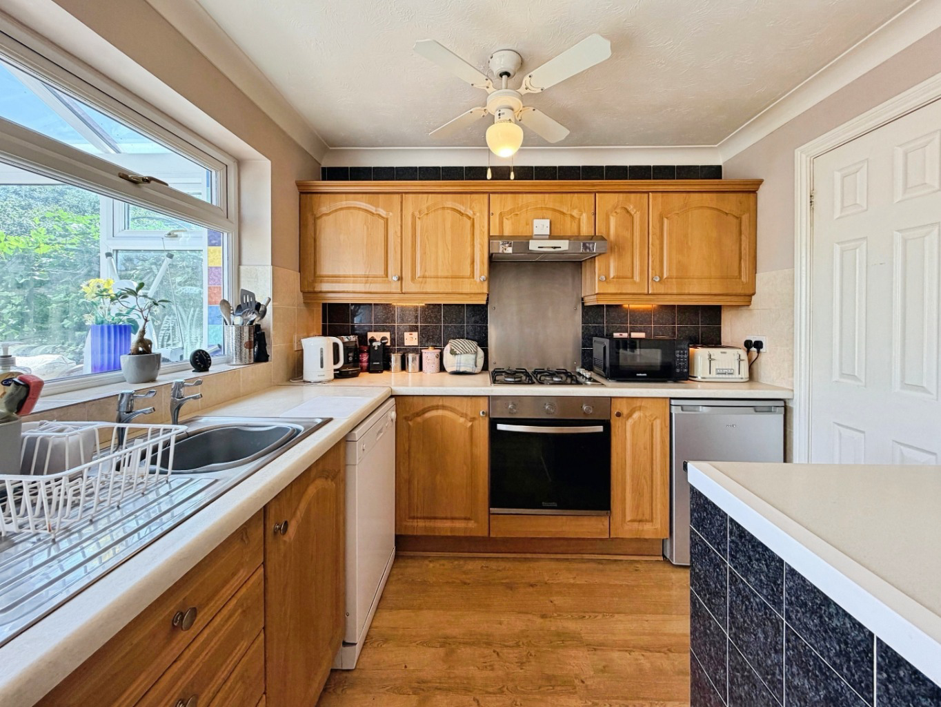 Helston, Two bed home close to local amenities, photo 6
