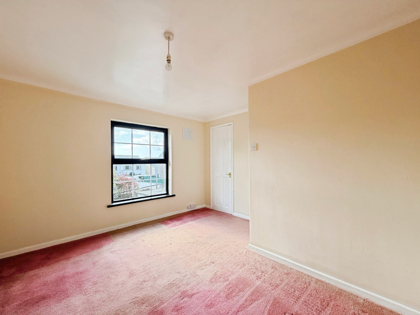 Helston, Spacious three bed home, photo 9