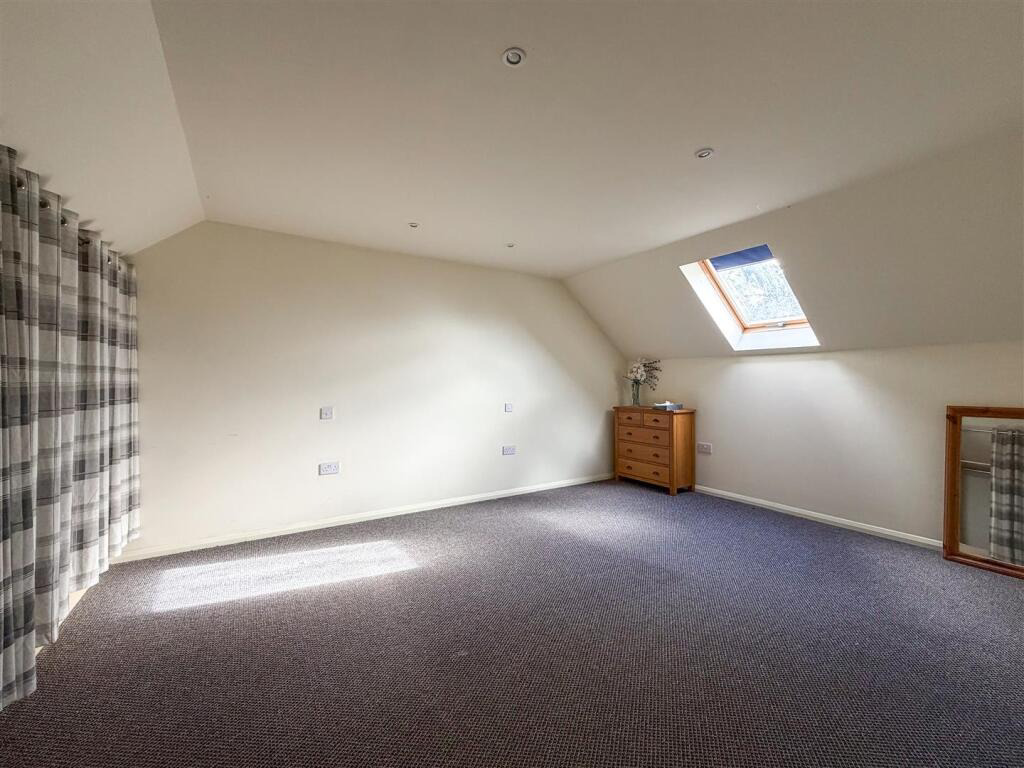 Gweek, Barn conversion within approx 1 acre of woodland, photo 10