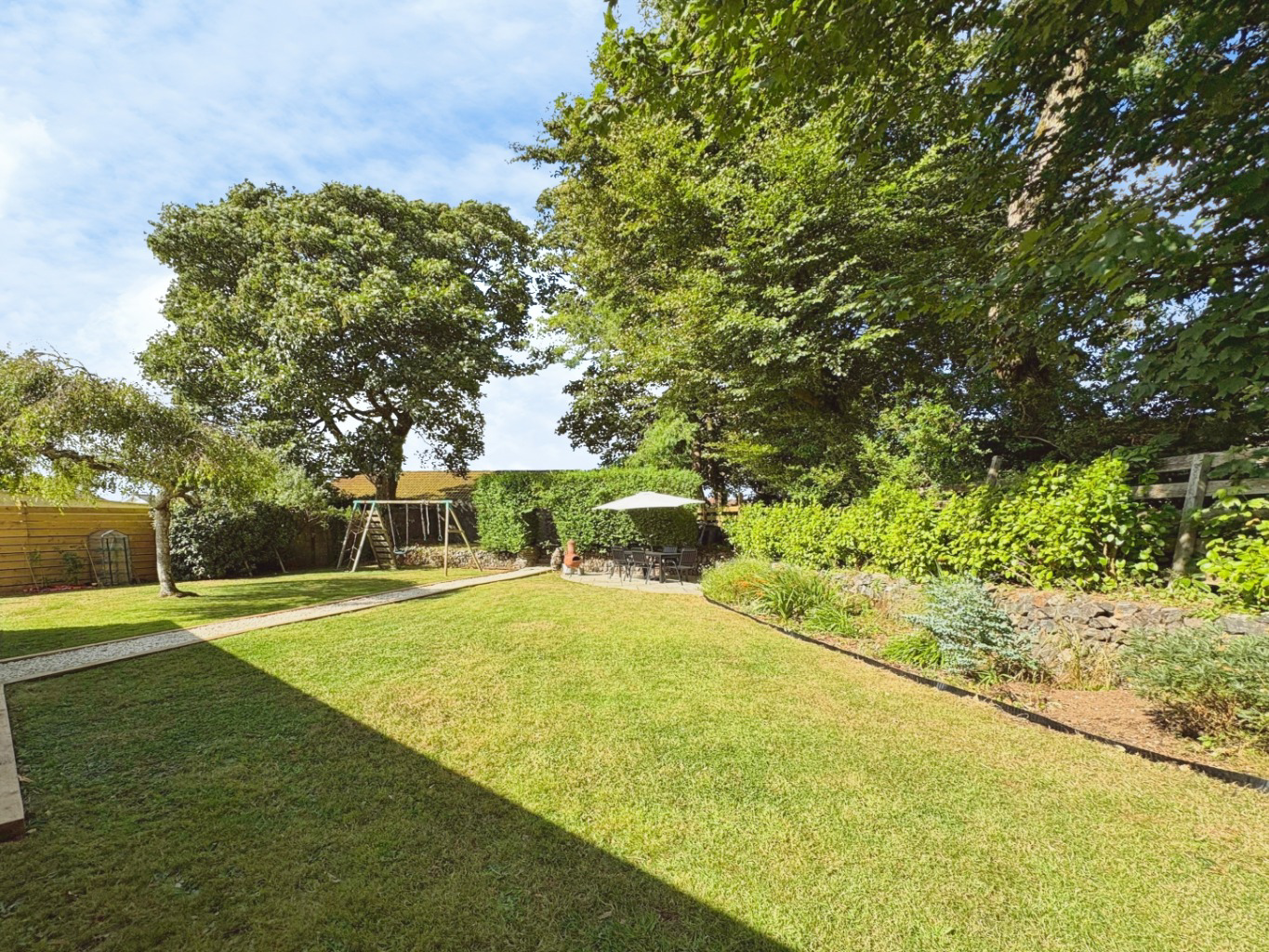 Camborne, Well presented and spacious home, photo 12