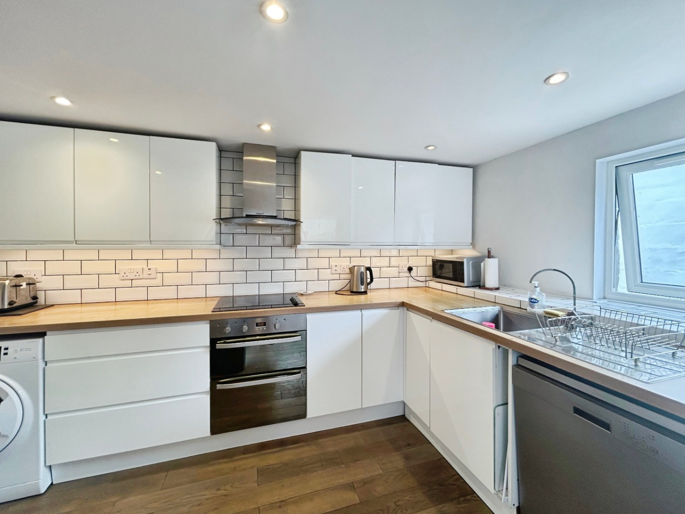 Hayle, Four bed home in convenient location, photo 2
