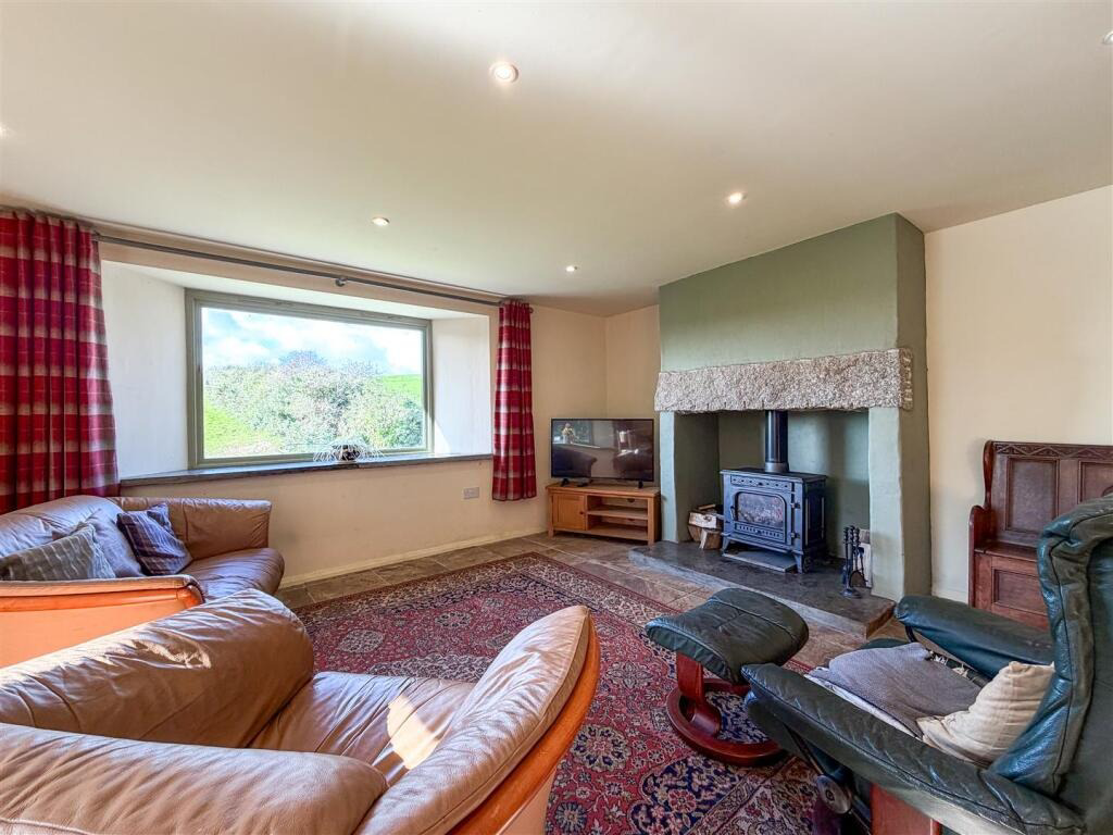 Gweek, Barn conversion within approx 1 acre of woodland, photo 8