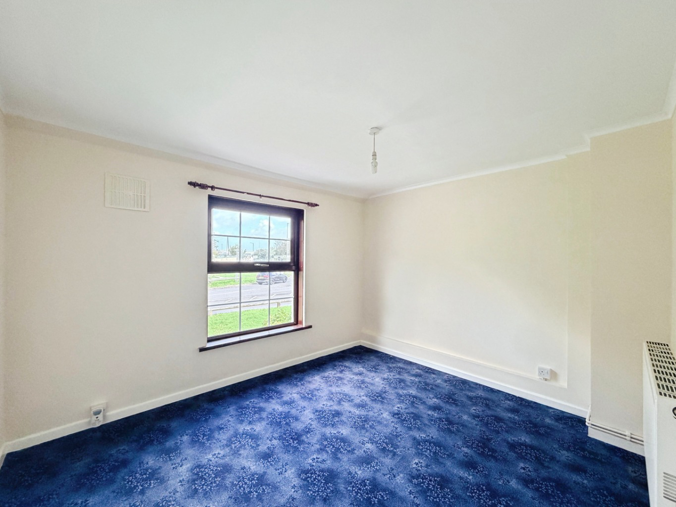 Helston, Spacious three bed home, photo 11