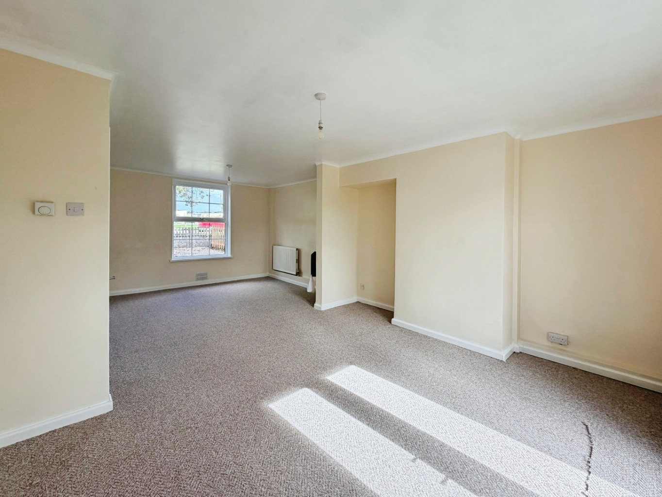 Helston, Spacious three bed home, photo 7