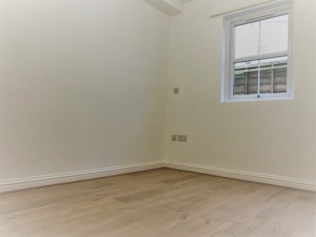 26 Brighton Road, Horley, Surrey, RH6 7HD, photo 7