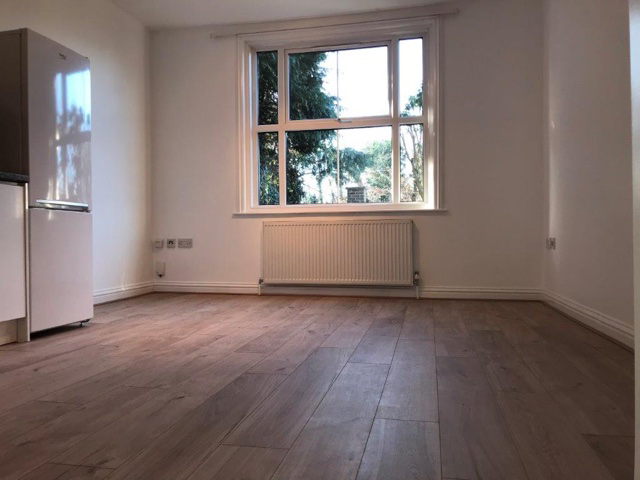 26 Brighton Road, Horley, Surrey, RH6 7HD, photo 3