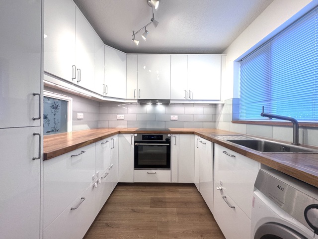 Rickwood, Langshott, Horley, Surrey, RH6 9DF, photo 5
