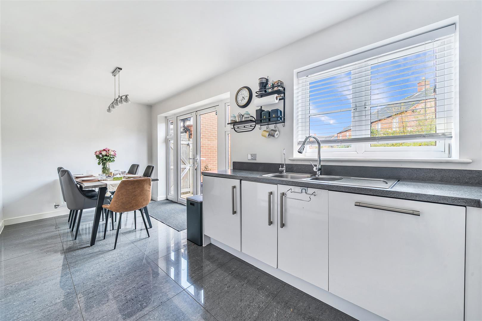 Cardinal Drive, Aylesbury, photo 4