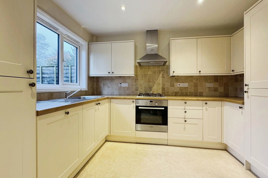 Bishops Drive, Wokingham, RG40, photo 2