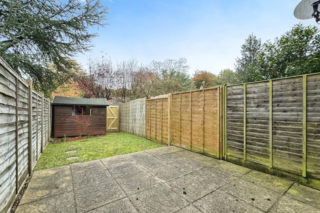 Bishops Drive, Wokingham, RG40, photo 3