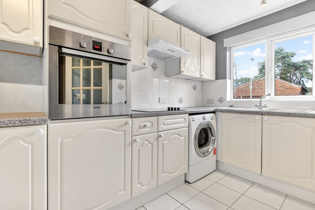 Queens Pine, Berkshire, RG12, photo 2
