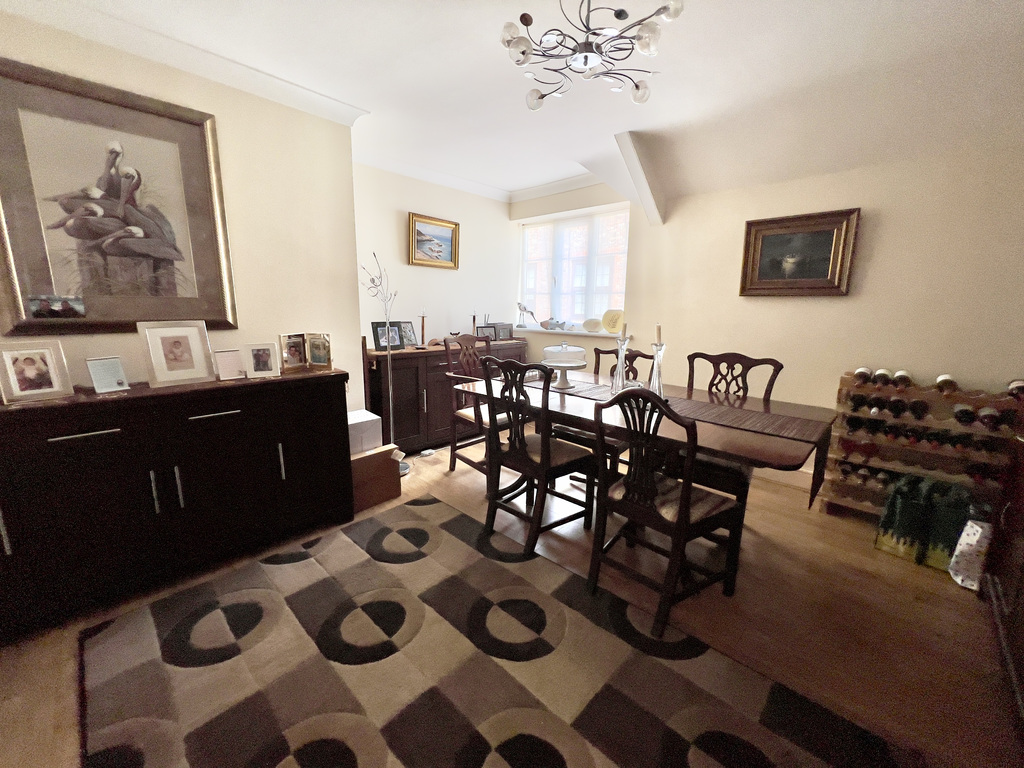 Dining room/bedroom 