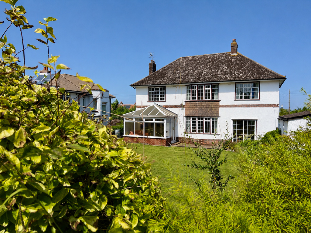 A Rare 1930s Home with Exceptional Gardens & Outstanding Potential, photo 4