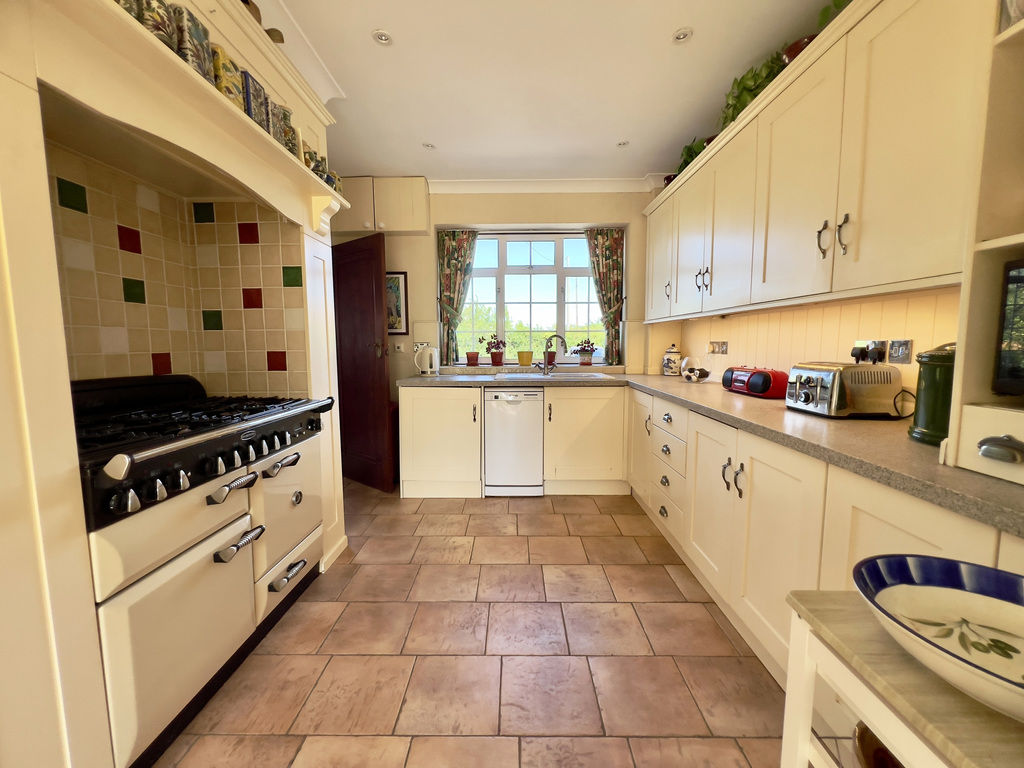 A Rare 1930s Home with Exceptional Gardens & Outstanding Potential, photo 9