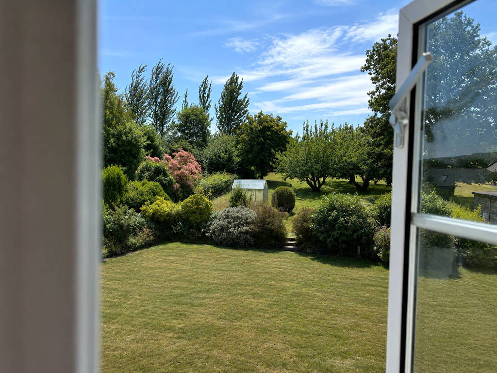 A Rare 1930s Home with Exceptional Gardens & Outstanding Potential, photo 6
