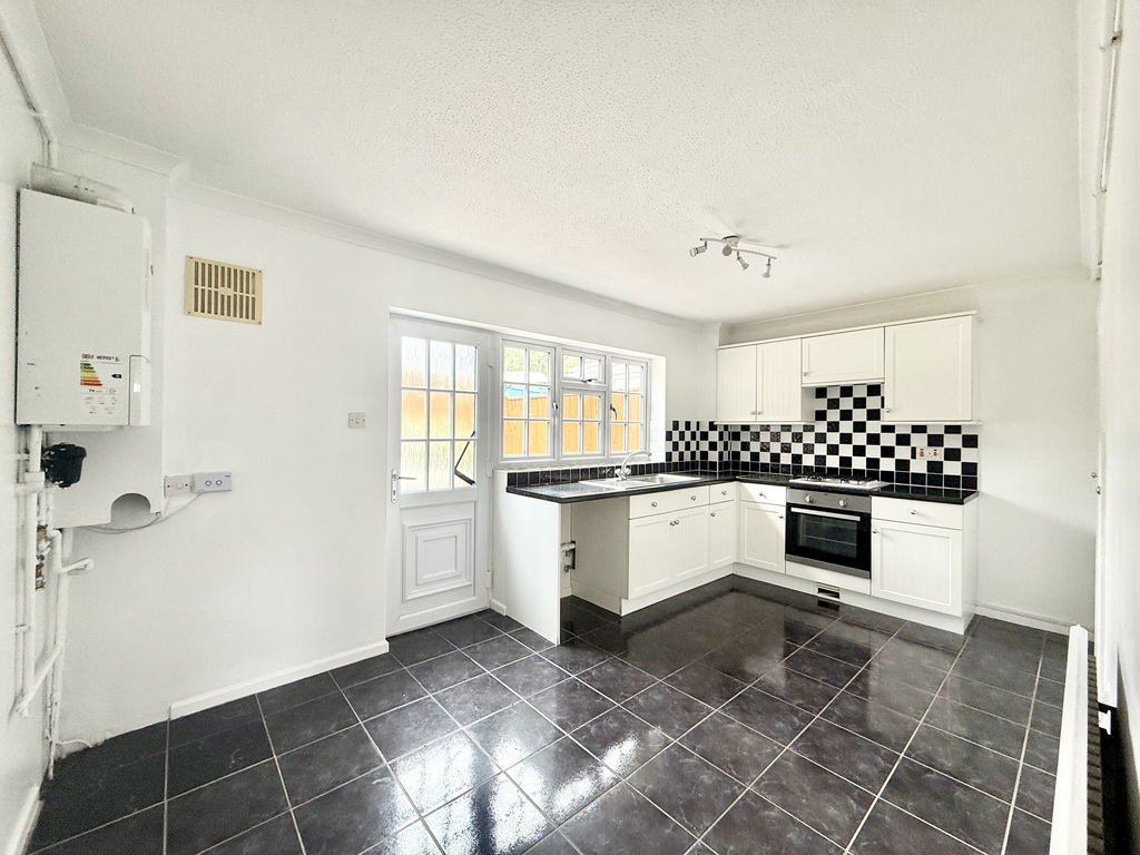 Lime Tree Avenue, Yeovil, Somerset - No Chain, photo 2