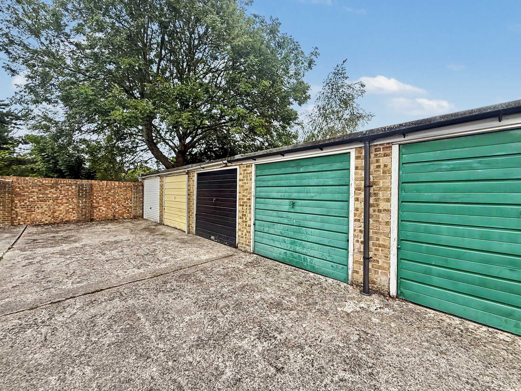 Lime Tree Avenue, Yeovil, Somerset - No Chain, photo 18