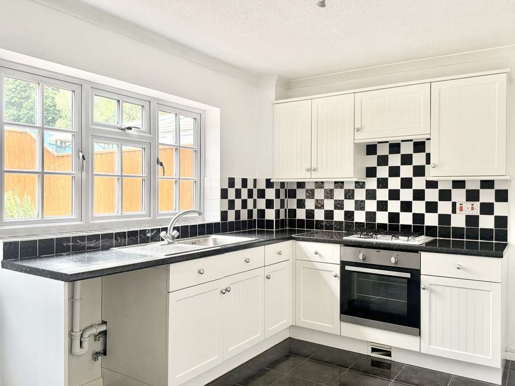 Lime Tree Avenue, Yeovil, Somerset - No Chain, photo 3