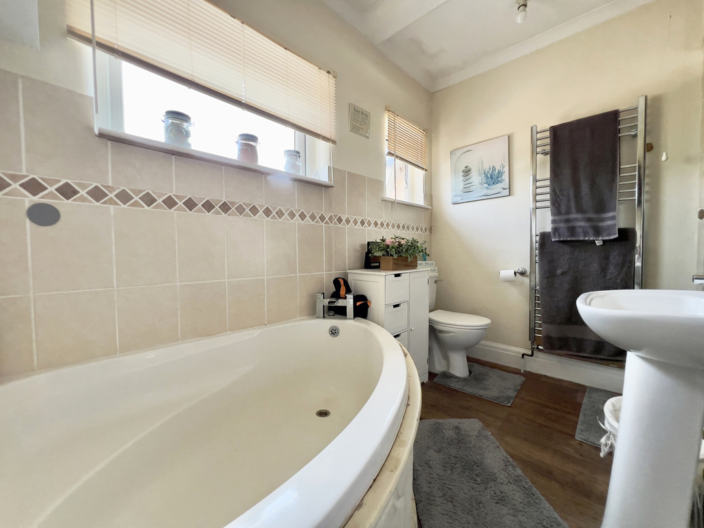 Doniford Road, Watchet - Beautifully presented family home - No Onward Chain, photo 14