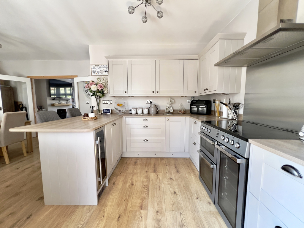 Doniford Road, Watchet - Beautifully presented family home - No Onward Chain, photo 5