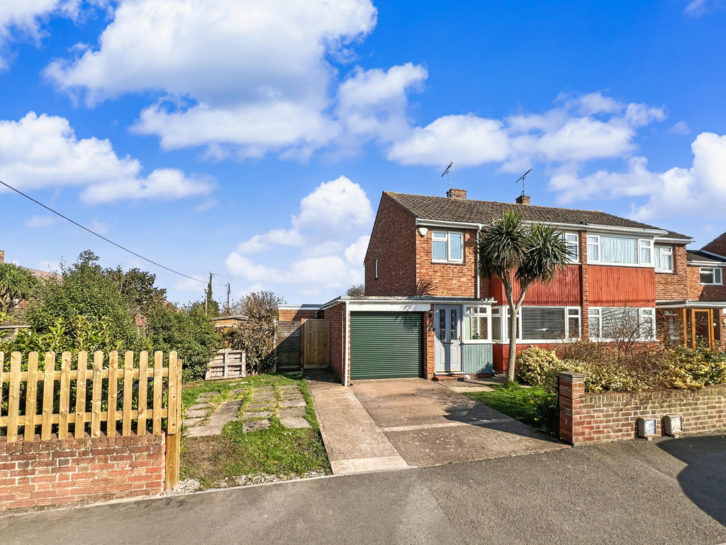 Three bedroom home with HUGE garden! Exciting potential to extend STPP, photo 3