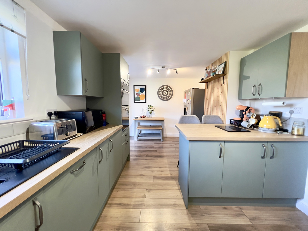 Three bedroom home with HUGE garden! Exciting potential to extend STPP, photo 8