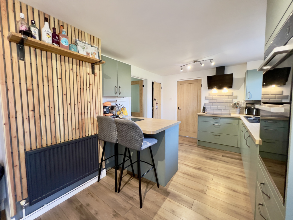 Three bedroom home with HUGE garden! Exciting potential to extend STPP, photo 2