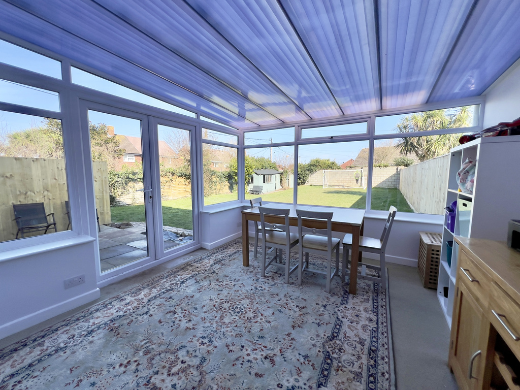 Three bedroom home with HUGE garden! Exciting potential to extend STPP, photo 9